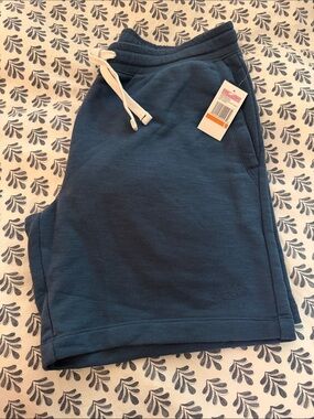 NWT Men’s Vineyard Vines Blue sweat pant type shorts, small